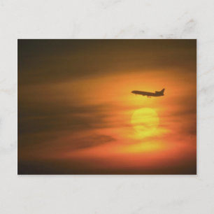 Carte Postale Avion de ligne au coucher du soleil, sur la route
