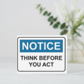 Carte Postale AVIS Réfléchissez avant d'agir (Debout devant)