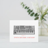 Carte Postale Avoir un anniversaire synth-éationnel - four micro (Debout devant)