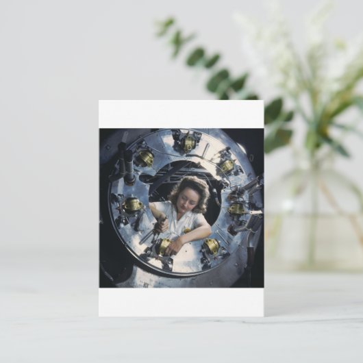 Carte Postale B-25 Bomber Engine Lady, 1942 (Debout devant)