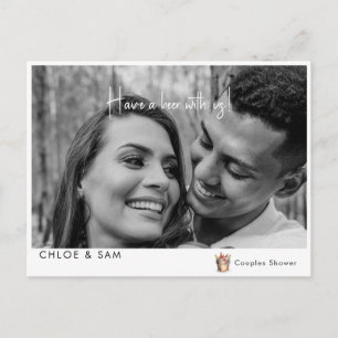 Carte Postale B/W Photo de couple moderne Ayez une bière avec no