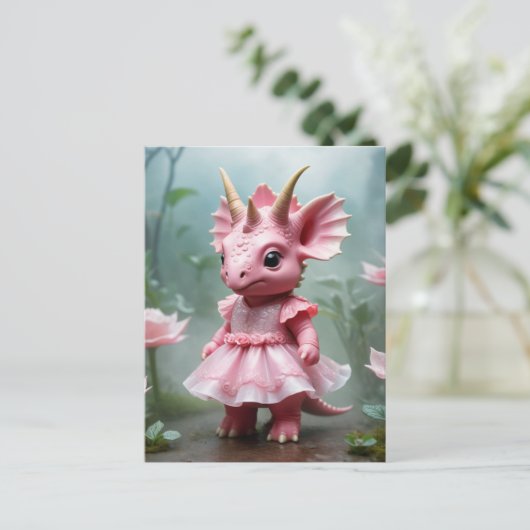 Carte Postale Baby Dino en robe rose (Debout devant)