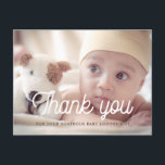 Carte Postale Baby shower de police rétro merci photo<br><div class="desc">Carte de remerciements de baby shower moderne et élégant. Entièrement personnalisable avec l'image,  le nom et d'autres détails de votre bébé. Couleurs entièrement modifiables.</div>