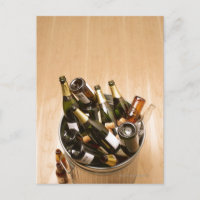 Bac à déchets rempli de bouteilles de champagne vi