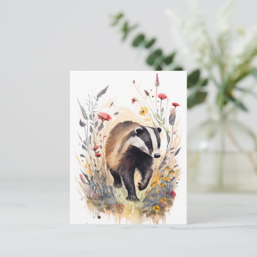 Carte Postale Badger d'aquarelle traversant une prairie de fleur (Debout devant)