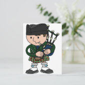 Carte Postale bagpier écossais jouant de la cornemuse (Debout devant)