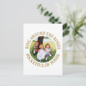 Carte Postale Bague autour des Roses, Pocketful de Posies (Debout devant)
