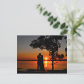 Carte Postale Baiser romantique au coucher du soleil (Debout devant)