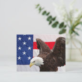 Carte Postale Bald Eagle avec le drapeau américain (Debout devant)