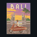 Carte postale Bali<br><div class="desc">Carte postale de salutation de style vintage de Bali. Sun descend,  Une jeune fille aventureuse sur un scooter avec planche de surf sur elle conduisant le long de la route devant la plage Kuta-Legian avec son portail balinais traditionnel. Illustration originale de Nasir Udin pour Vectro Poster Co.</div>