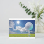 Carte Postale balle de golf sur tee avec herbe (Debout devant)