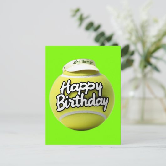 Carte Postale Balle de tennis avec joyeux anniversaire portant u (Debout devant)