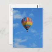 Carte Postale Ballon à air chaud arc-en-ciel volant dans le ciel (Devant / Derrière)