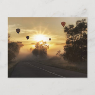 Carte Postale Ballon d'air chaud sur le paysage brumeux