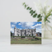 Carte Postale Balmoral, résidence écossaise de la reine d'Anglet (Debout devant)