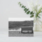 Carte Postale Banc par rivière photo noir et blanc (Debout devant)