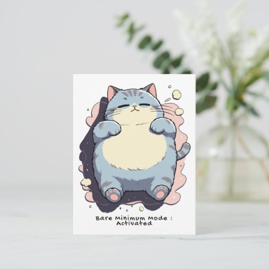 Carte Postale Bare Minimum Mode Activated – Relatable Mood (Debout devant)