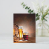 Carte Postale Baril de bière avec verres de bière sur une table  (Debout devant)