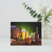 Carte Postale Baril de bière avec verres de bière sur une table (Debout devant)