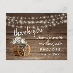 Carte Postale Baril de bois rustique et Fleur blanche