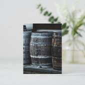 Carte Postale Barils à whisky rustique (Debout devant)