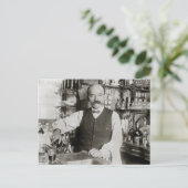 Carte Postale Barman versant une boisson, 1910 (Debout devant)