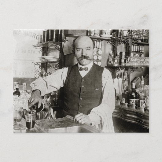 Carte Postale Barman versant une boisson, 1910 (Devant)
