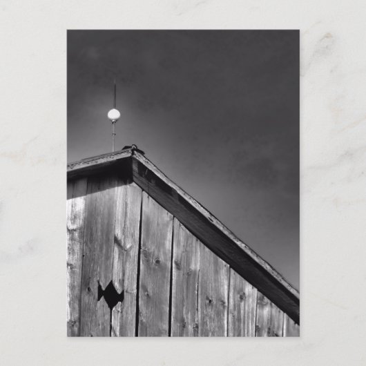 Carte Postale Barn Peak Against the Sky en noir et blanc (Devant)