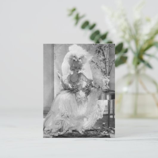 Carte Postale Baronne en robe Mariage (Debout devant)