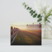 Carte Postale Barrière brumeuse de la ferme | de matin au lever (Debout devant)