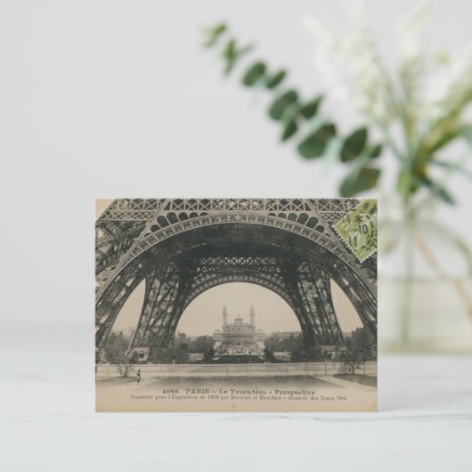 Carte Postale Base tour Eiffel noir et blanc (Debout devant)