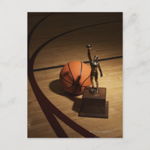 Carte Postale Basket et trophée sur le terrain de basket,