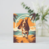 Carte Postale Basset Hound sur une plage tropicale au coucher du (Debout devant)