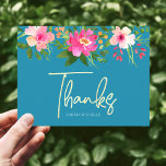 Carte Postale Bat mitzvah bleu Chic Floral Merci de script or<br><div class="desc">Assurez-vous que votre Bat mitzvah préféré exprime sa reconnaissance à tous ceux qui ont soutenu son événement marquant! Envoyez cette carte postale sophistiquée et personnalisée ! Une étonnante aquarelle fleurie rose et pêche avec typographie de feuille d'or faux et type sans serif blanc moderne superposent un arrière - plan bleu...</div>