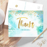 Carte Postale Bat mitzvah Gold Script Blue Aquarelle Merci<br><div class="desc">Assurez-vous que votre Bat mitzvah préféré exprime sa reconnaissance à tous ceux qui ont soutenu son événement marquant! Envoyez ce magnifique, moderne, brillant, faux feuille d'or manuscrit script et de petits points superposés un arrière - plan d'aquarelle bleu turquoise, personnalisé merci carte postale. Sur le devant, personnalisez avec le nom...</div>