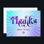 Carte Postale Bat mitzvah Retro bleu violet Merci dégradé<br><div class="desc">Assurez-vous que votre Bat mitzvah préféré exprime sa reconnaissance à tous ceux qui ont soutenu son événement marquant! Envoyez cette carte postale amusante, boho retro, personnalisée. Une typographie violette et bleu marine amusante, tendance et audacieuse, avec une typographie sans serif moderne, recouvre un arrière - plan de rayons bleu clair...</div>
