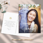 Carte Postale Bat mitzvah Script Photo Gold Floral Merci<br><div class="desc">Assurez-vous que votre Bat mitzvah préféré exprime sa reconnaissance à tous ceux qui ont soutenu son événement marquant! Envoyez cette carte postale sophistiquée et personnalisée ! Une aquarelle fleurie chic, étonnante, blanche et or parties scintillant avec typographie de script blanc et san serif type superposent la photo de votre choix....</div>