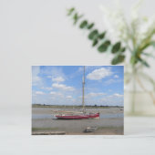 Carte Postale Bateau à voiles rouge (Debout devant)