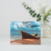 Carte Postale Bateau abandonné sur une plage de sable désertée (Debout devant)