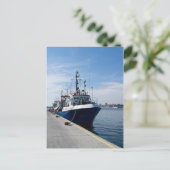 Carte Postale Bateau de pêche à l'amarrage (Debout devant)