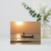 Carte Postale Bateau de pêche au coucher du soleil (Debout devant)