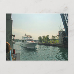 Carte Postale Bateau sous un Drawbridge, Charlevoix, Michigan