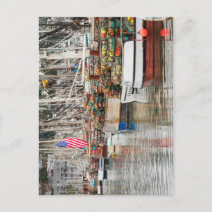 Carte Postale Bateaux de crabe de Newport dans la marina Photo