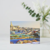 Carte Postale Bateaux préparés pour la pêche, L'église de (Debout devant)