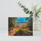 Carte Postale Bâtiment en briques envahi par la nature (Debout devant)