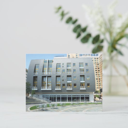 Carte Postale Bâtiment moderne (Debout devant)