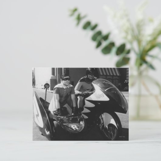 Carte Postale Batman et Robin en Batcycle (Debout devant)