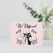 Carte Postale Be Different Ballet Chaussures Noir et Blanc (Debout devant)