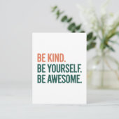 Carte Postale Be Kind. Be Yourself. Be Awesome. (Debout devant)