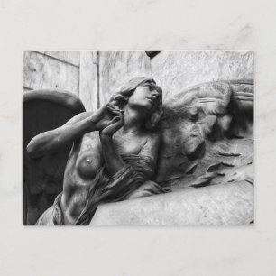 Carte Postale Beau ange avec un regard serein vers le ciel